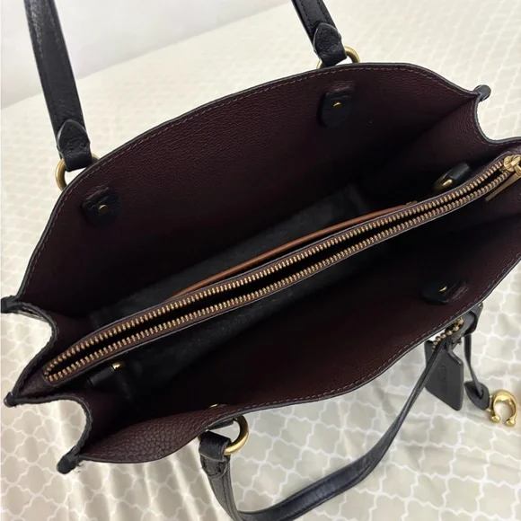 Elegant Black Coach Leather Bag - Picture 3 of 9